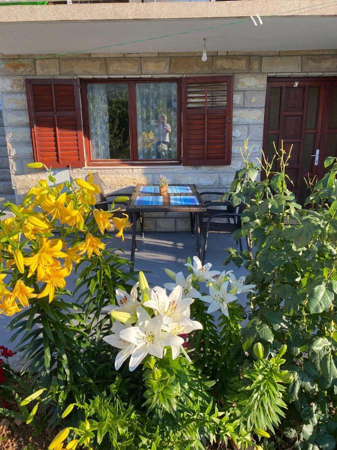 Apartmani I & J Seric Seget Vranjica Exterior foto